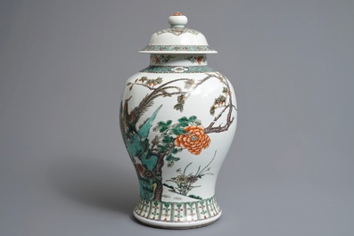 Un vase couvert en porcelaine de Chine famille verte, 19&egrave;me