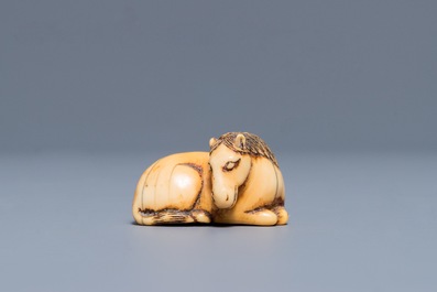 Un netsuke en forme d'un cheval couch&eacute; en ivoire sculpt&eacute;, Japon, Edo, 18/19&egrave;me