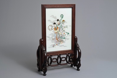 Un &eacute;cran de table en bois et porcelaine de Chine famille rose, 19/20&egrave;me