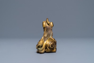 Een Chinees verguld bronzen scrollgewicht in de vorm van een ram, 19/20e eeuw