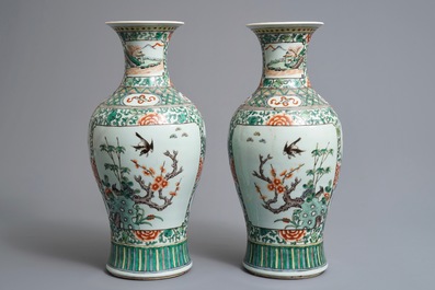 Une paire de vases en porcelaine de Chine famille verte, 19/20&egrave;me