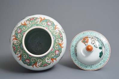 Un vase couvert en porcelaine de Chine famille rose, 19&egrave;me