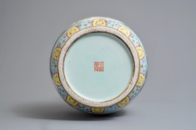 Un vase en porcelaine de Chine famille rose &agrave; d&eacute;cor de daims, marque de Qianlong, 19/20&egrave;me