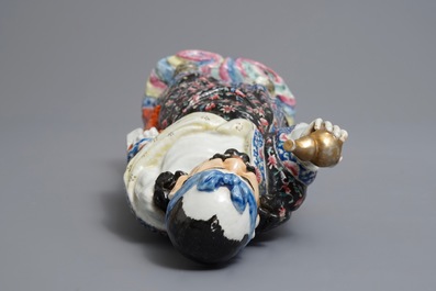 Twee Chinese famille rose figuren van Li Tieguai en Shoulao, 19/20e eeuw