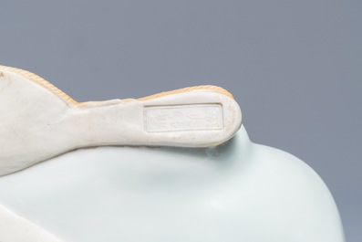 Een Chinees blanc de Chine model van een gans, reli&euml;fmerk, Republiek, 20e eeuw