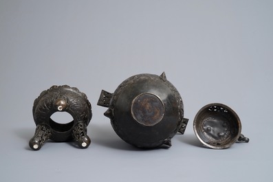 Een grote Chinese bronzen wierookbrander op drie poten, 19/20e eeuw