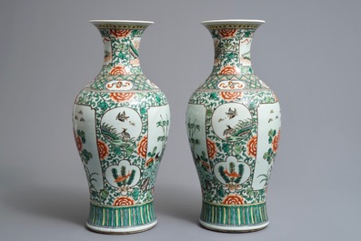 Une paire de vases en porcelaine de Chine famille verte, 19/20&egrave;me