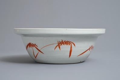 A pair of Chinese Nanking famille rose vases and a bowl, 19th C.