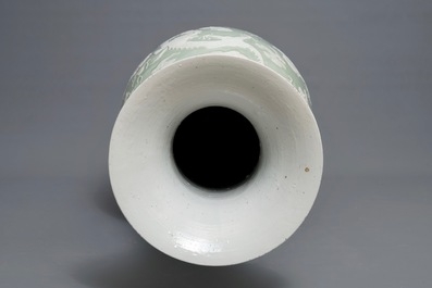Een kapitale Chinese celadon drakenvaas, 19e eeuw