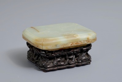 Une bo&icirc;te couverte en jade c&eacute;ladon et roux sur socle en bois, Chine, Ming/Qing