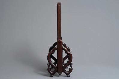 Un &eacute;cran de table en bois et porcelaine de Chine famille rose, 19/20&egrave;me