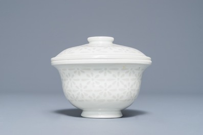 A Chinese Dehua blanc de Chine 'rice grain' bowl and cover, 18/19th C.