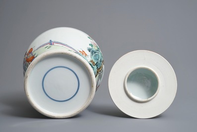 Un vase couvert en porcelaine de Chine famille rose, 19&egrave;me