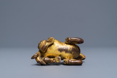 Een Chinees verguld bronzen scrollgewicht in de vorm van een ram, 19/20e eeuw