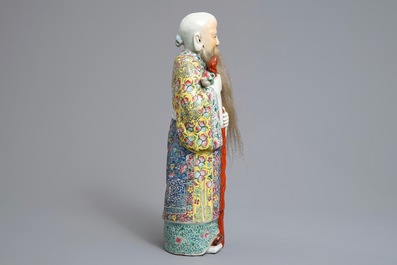 Twee Chinese famille rose figuren van Li Tieguai en Shoulao, 19/20e eeuw