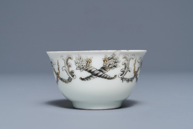 Une tasse et soucoupe armori&eacute; en porcelaine de Chine grisaille et dor&eacute;, Qianlong