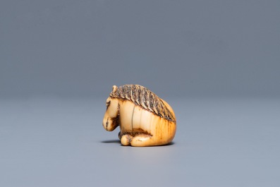 Un netsuke en forme d'un cheval couch&eacute; en ivoire sculpt&eacute;, Japon, Edo, 18/19&egrave;me