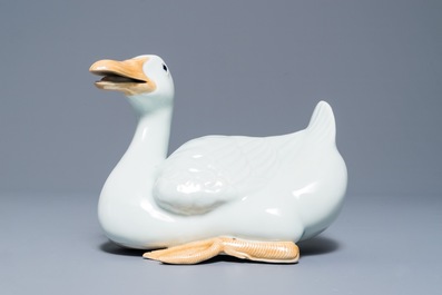 Een Chinees blanc de Chine model van een gans, reli&euml;fmerk, Republiek, 20e eeuw