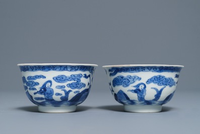 Een paar Chinese blauwwitte koppen en schotels voor de Franse markt, Kangxi