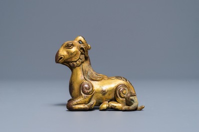 Een Chinees verguld bronzen scrollgewicht in de vorm van een ram, 19/20e eeuw