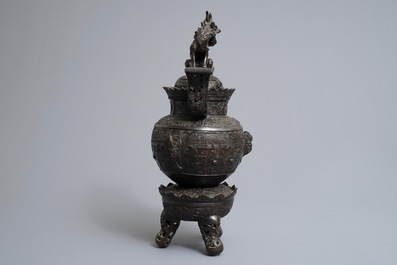 Een grote Chinese bronzen wierookbrander op drie poten, 19/20e eeuw