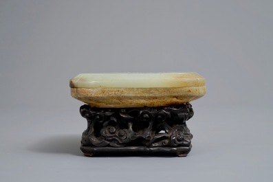 Une bo&icirc;te couverte en jade c&eacute;ladon et roux sur socle en bois, Chine, Ming/Qing