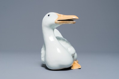 Een Chinees blanc de Chine model van een gans, reli&euml;fmerk, Republiek, 20e eeuw