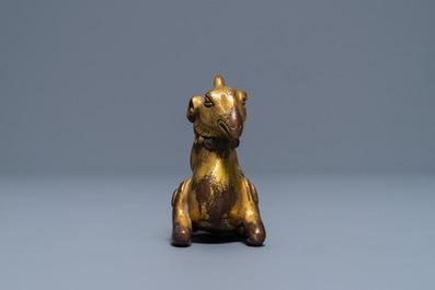 Een Chinees verguld bronzen scrollgewicht in de vorm van een ram, 19/20e eeuw