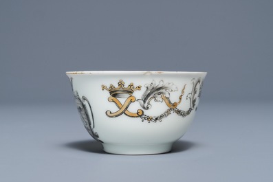 Une tasse et soucoupe armori&eacute; en porcelaine de Chine grisaille et dor&eacute;, Qianlong