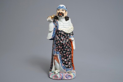 Twee Chinese famille rose figuren van Li Tieguai en Shoulao, 19/20e eeuw