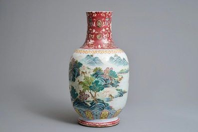 Un vase en porcelaine de Chine famille rose &agrave; d&eacute;cor de daims, marque de Qianlong, 19/20&egrave;me