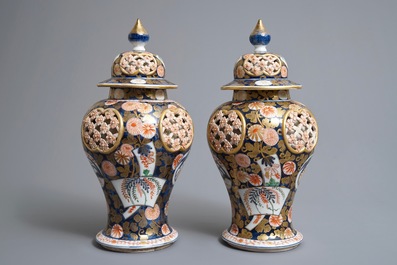 Une paire de vases ajour&eacute;s &agrave; double parois de style Imari, Samson, Paris, 19&egrave;me