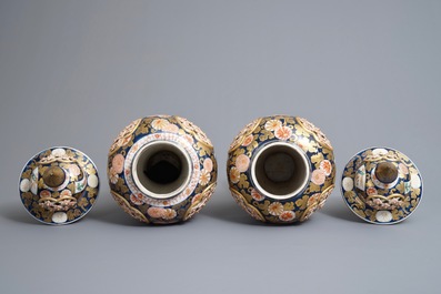Une paire de vases ajour&eacute;s &agrave; double parois de style Imari, Samson, Paris, 19&egrave;me