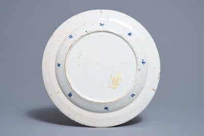 Une assiette en fa&iuml;ence de Delft en bleu et blanc, Angleterre, Bristol ou Liverpool, 18&egrave;me