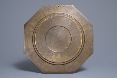 Un grand plat d'offrande en cuivre et argent repouss&eacute;, Tibet, 19/20&egrave;me