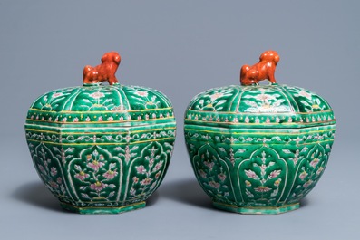 Une paire de bols couverts en porcelaine de Chine de style Bencharong pour le march&eacute; thai, 19&egrave;me