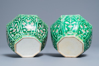 Une paire de bols couverts en porcelaine de Chine de style Bencharong pour le march&eacute; thai, 19&egrave;me
