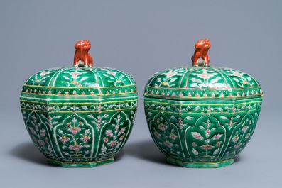 Une paire de bols couverts en porcelaine de Chine de style Bencharong pour le march&eacute; thai, 19&egrave;me