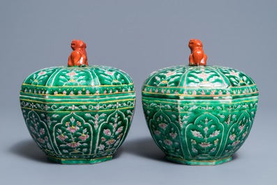 Une paire de bols couverts en porcelaine de Chine de style Bencharong pour le march&eacute; thai, 19&egrave;me
