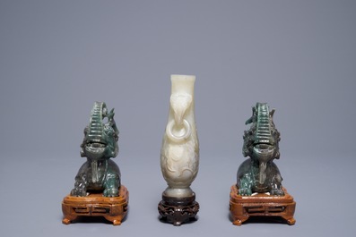 Un vase en jade sculpt&eacute; et cinq figures en pierre sculpt&eacute;e, Chine, 19/20&egrave;me