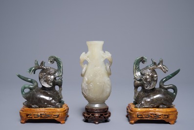 Un vase en jade sculpt&eacute; et cinq figures en pierre sculpt&eacute;e, Chine, 19/20&egrave;me