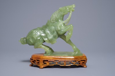 Un vase en jade sculpt&eacute; et cinq figures en pierre sculpt&eacute;e, Chine, 19/20&egrave;me