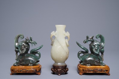 Un vase en jade sculpt&eacute; et cinq figures en pierre sculpt&eacute;e, Chine, 19/20&egrave;me