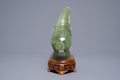 Un vase en jade sculpt&eacute; et cinq figures en pierre sculpt&eacute;e, Chine, 19/20&egrave;me