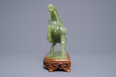 Un vase en jade sculpt&eacute; et cinq figures en pierre sculpt&eacute;e, Chine, 19/20&egrave;me