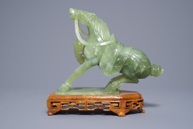 Un vase en jade sculpt&eacute; et cinq figures en pierre sculpt&eacute;e, Chine, 19/20&egrave;me
