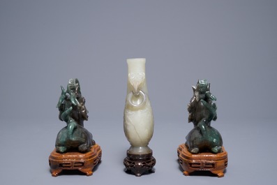Un vase en jade sculpt&eacute; et cinq figures en pierre sculpt&eacute;e, Chine, 19/20&egrave;me