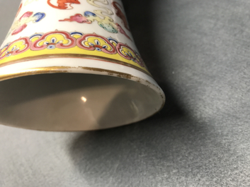 Een paar Chinese famille rose vazen met &lsquo;100 vleermuizen&rsquo; decor, Guangxu merk en periode