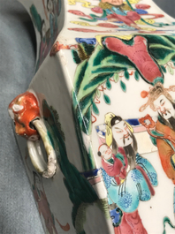 Een paar vierkante Chinese famille rose vazen, 19e eeuw