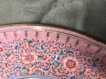 Un plat &agrave; d&eacute;cor d'un dragon en &eacute;maux de Canton, Chine, 19&egrave;me